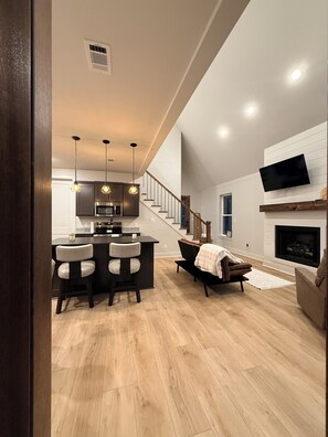 Interior - Oua-chill-ita!  Secluded cabin minutes from North Shore Marine on Lake Ouachita. (Jessieville)