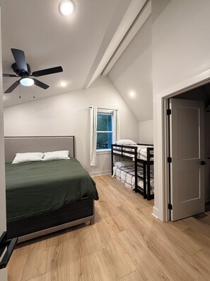 2 bedrooms, WiFi, bed sheets, wheelchair access - Oua-chill-ita!  Secluded cabin minutes from North Shore Marine on Lake Ouachita. (Jessieville)