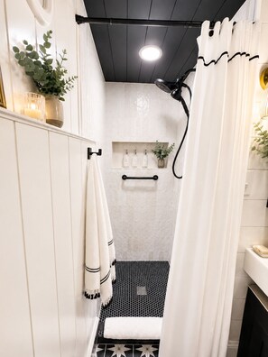 Dusj, hårføner, bidé og håndklær