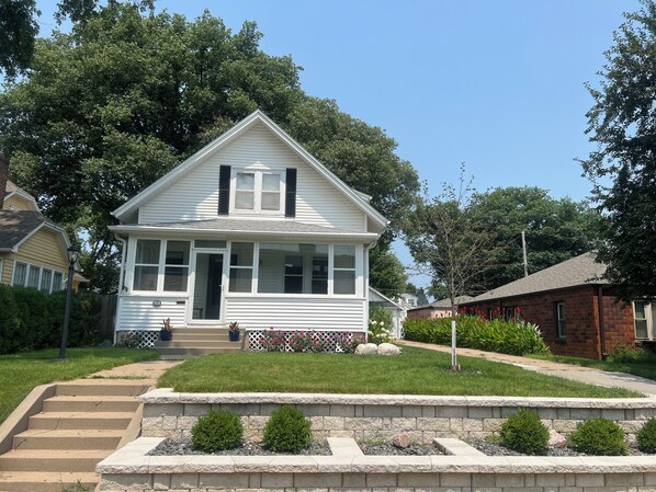 Exterior - Luxury 4 bedroom house with amazing outdoor lighting and  water feature! (Omaha)