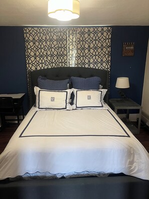 Room - Luxury 4 bedroom house with amazing outdoor lighting and  water feature! (Omaha)