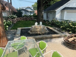 Outdoor dining - Luxury 4 bedroom house with amazing outdoor lighting and  water feature! (Omaha)