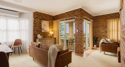 North Street Panorama -stunning mountain and ocean views