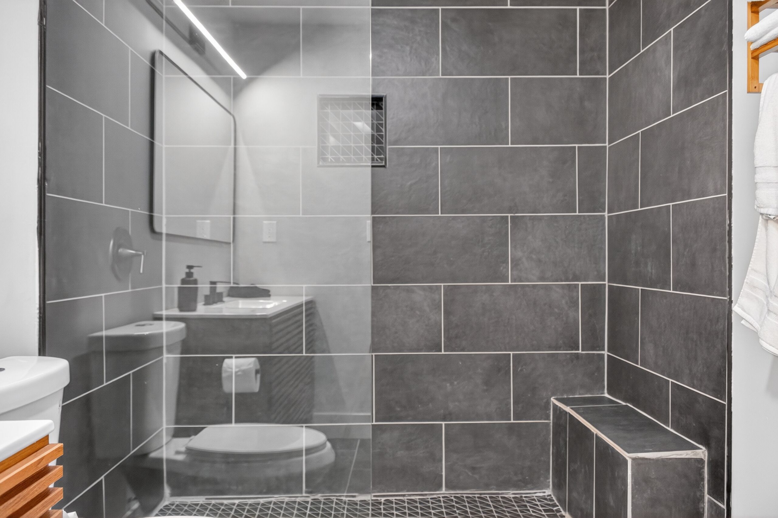 Een douche, een haardroger, handdoeken, zeep