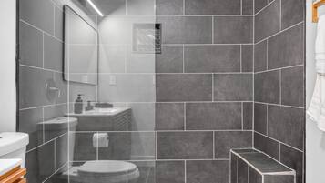 Een douche, een haardroger, handdoeken, zeep