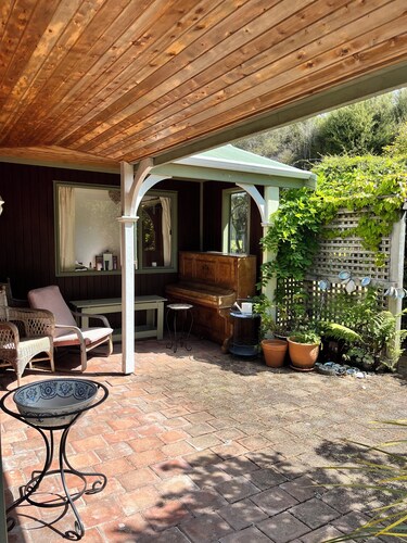 Cosy private  3 bedroom cottage  2 mins walk to the beach