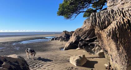 Cosy private cottage 3 mins walk to beach sleeps 5 Rangihaeata Golden Bay