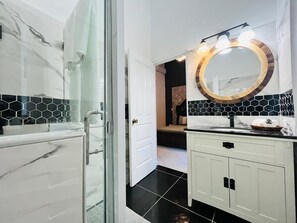 Dusche, Haartrockner, Handtücher, Seife