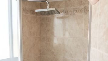 Camera Comfort con 2 letti singoli | Bagno | Doccia, asciugacapelli, asciugamani, sapone