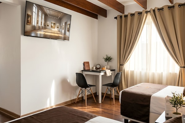 Quarto duplo conforto | Edredons de pluma, frigobar, cofres nos quartos, escrivaninha