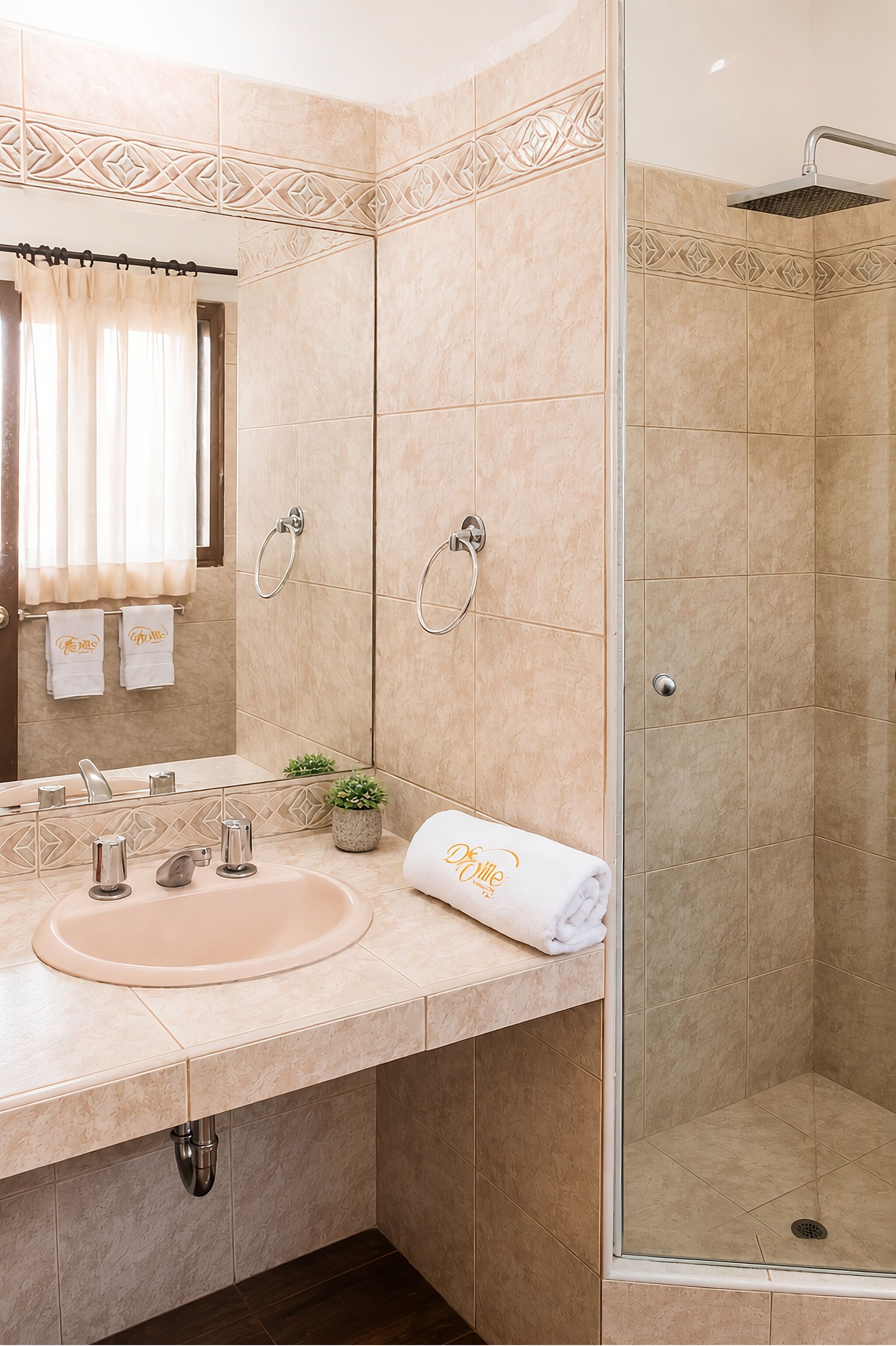 Deluxe Triple Room, City View | Bathroom