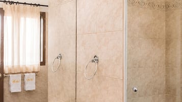 Deluxe Triple Room, City View | Bathroom