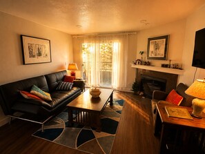 Living area - 3 bed peaceful downtown Kirkland condo (Kirkland)