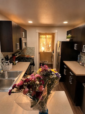 Private kitchen - 3 bed peaceful downtown Kirkland condo (Kirkland)