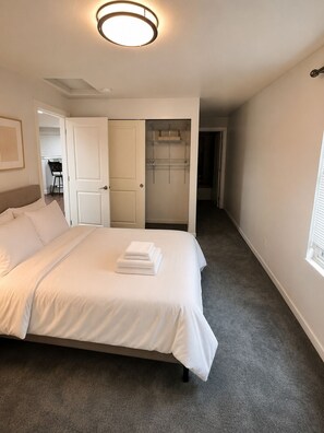Room - 3 bed peaceful downtown Kirkland condo (Kirkland)