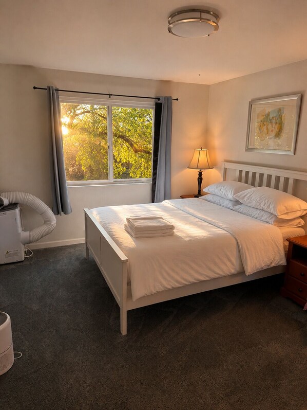 Room - 3 bed peaceful downtown Kirkland condo (Kirkland)