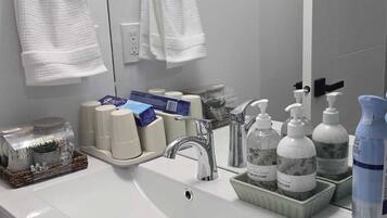 Handtücher, Seife, Toilettenpapier