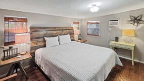 Room - Off The Hook - Riverfront, Sleeps 10 w/ Bunk House (New Braunfels)
