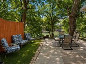 Outdoor dining - Off The Hook - Riverfront, Sleeps 10 w/ Bunk House (New Braunfels)