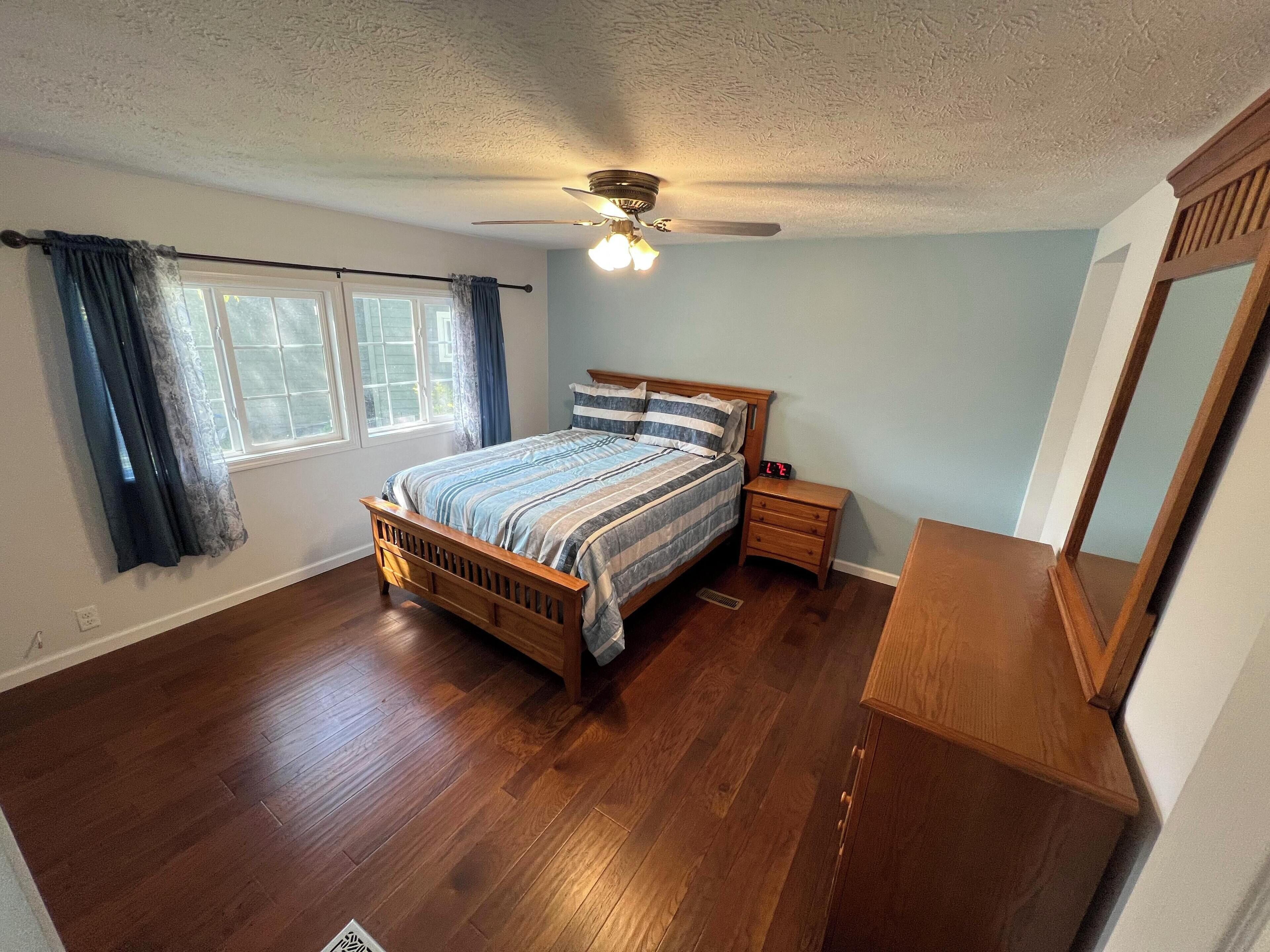 4 habitaciones, tabla de planchar con plancha, wifi y ropa de cama 