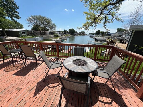 Cozy 4-bedroom cabin on beautiful Johnson Lake perfect for relaxing stays