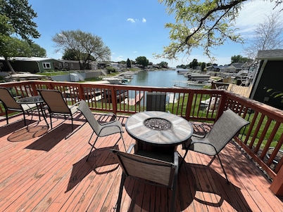 Cozy 4-bedroom cabin on beautiful Johnson Lake perfect for relaxing stays