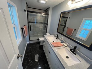 Een douche, een haardroger, handdoeken, zeep