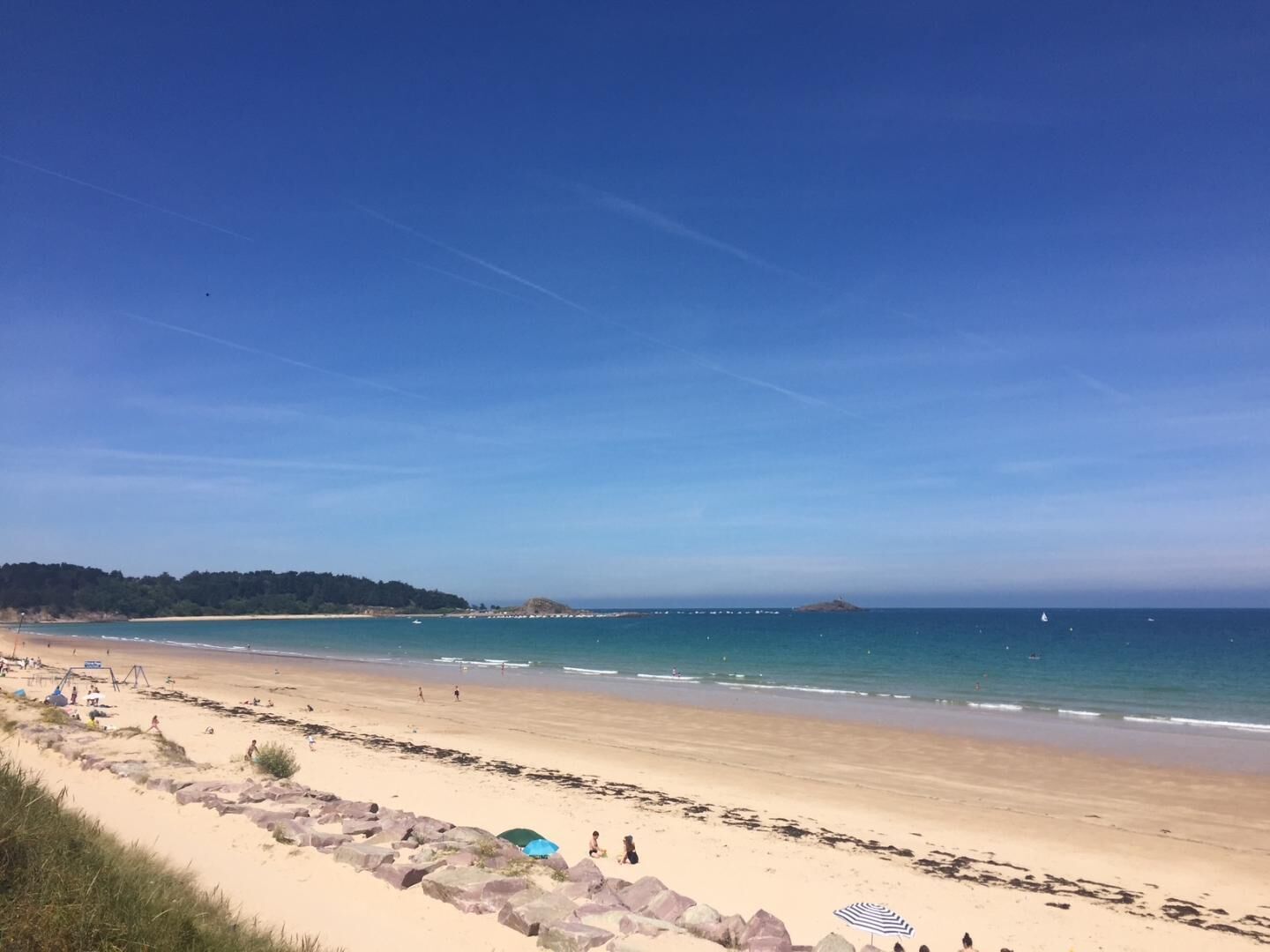 På stranden