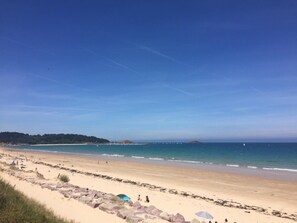 A beach with clear skies, a sandy shore, and a few people. - Le Nid des Sables - FREHEL (FREHEL)
