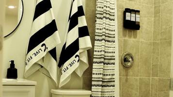 Dusche, Handtücher, Seife, Toilettenpapier