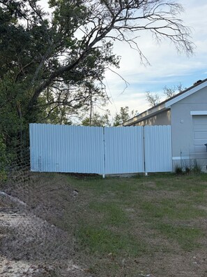 Property grounds - Cozy Guesthouse w/ private patio. Spring Hill (Spring Hill)