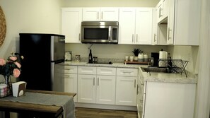 Private kitchen - Cozy Guesthouse w/ private patio. Spring Hill (Spring Hill)