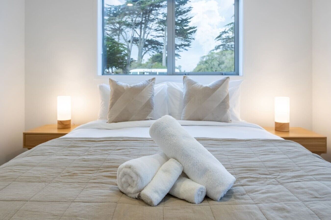 Escritorio, tabla de planchar con plancha, wifi y ropa de cama 