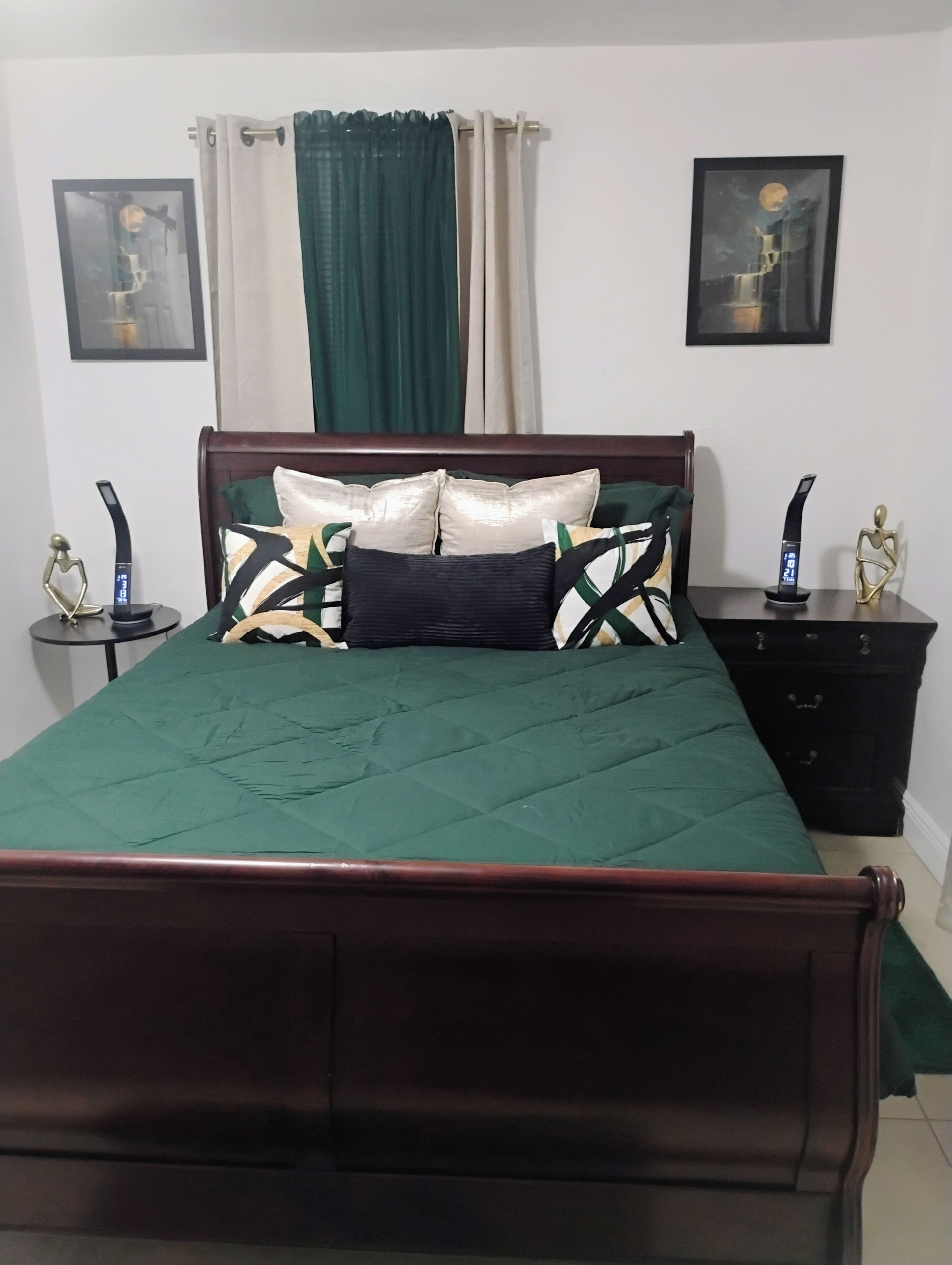 Iron/ironing board, bed sheets