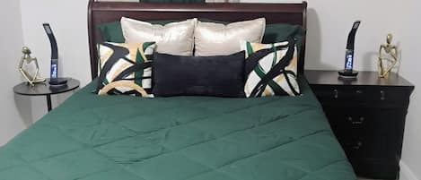 Iron/ironing board, bed sheets