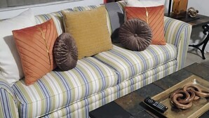 A striped sofa with multiple cushions, a remote control, and a tray with a coiled rope on a tiled coffee table. - WALKING DISTANCE FROM HARD ROCK STADIUM
1-bedroom apartment Miami Gardens (Miami Gardens)