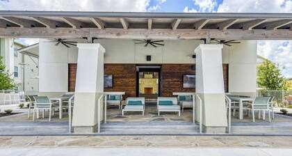 Cozy 1-bedroom apartment in San Antonio with pool and gym