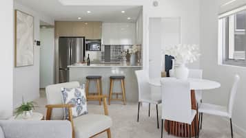 Apartamento, sacada, vista para o oceano | Opções para refeição