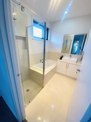 Shower, hair dryer, towels, soap - Yarraville 3bed 2bath with double garage (Yarraville)