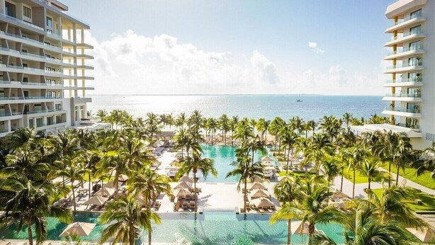 A resort with a pool, palm trees, and a view of the ocean. - Luxurious All-inclusive 2BR Suite at Garza Blanca Cancun  Thanksgiving Week 2026 (Cancún)