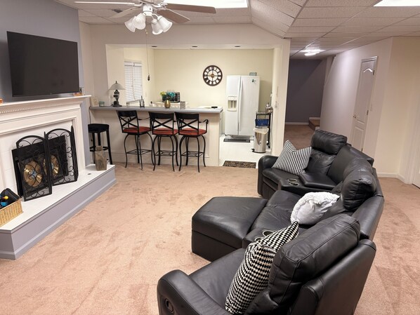 Living area - Welcoming 2-bedroom basement apartment with AC in vibrant Atlanta (Atlanta)