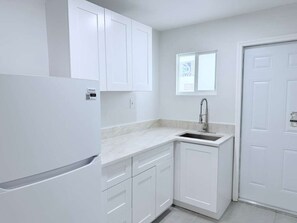 Interior - LUJO STUDIO Perfect 1-bedroom apartment with AC in charming Pembroke Pines (Pembroke Pines)