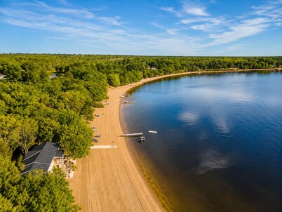 Cozy Beach Escape/Fire pit/Sunrises/Lake Views/Golf/Pickleball/45 to Fredericton