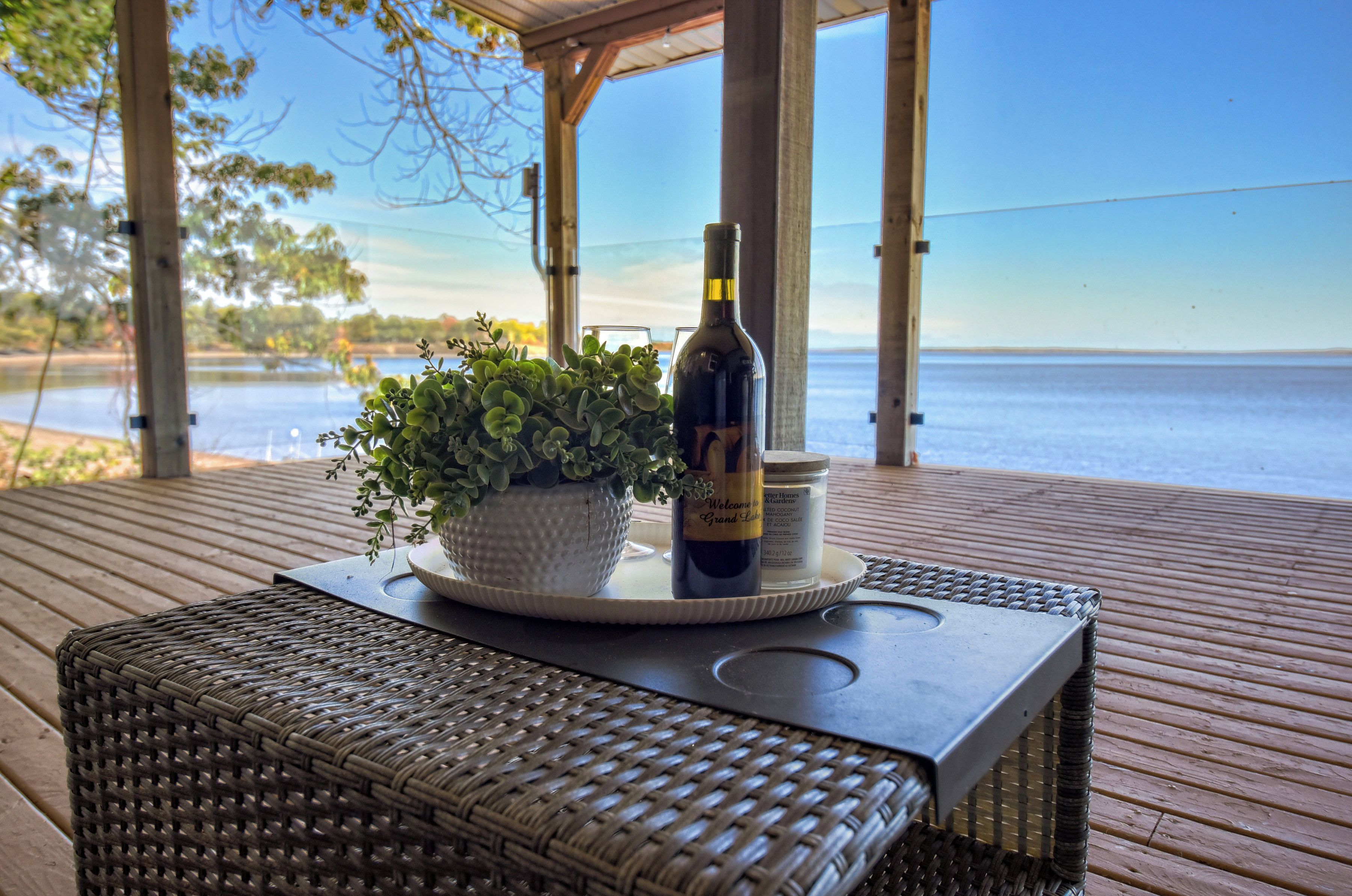 Bring your favourite drink and settle into the covered lakeside lounge. 