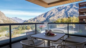 Outdoor dining - Apt 10a- 1BR Alpine Nook with River Views (Queenstown)