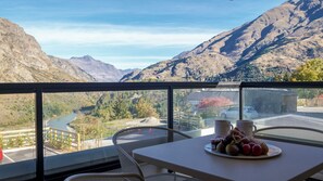 Outdoor dining - Apt 10a- 1BR Alpine Nook with River Views (Queenstown)