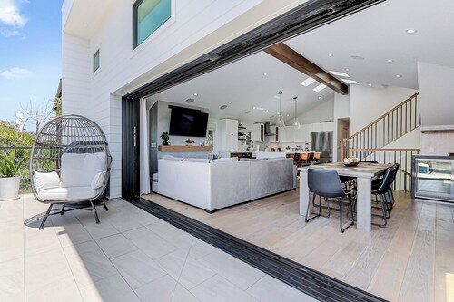 South Bay Sweet Spot: Walk to Hermosa & MB Piers 5 bdrm home 2 Blocks from Beach