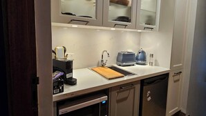 A modern kitchen with built-in appliances, a wooden countertop, and a dishwasher. - Apple Tree Studio - country luxury self-contained studio (Kilmore)