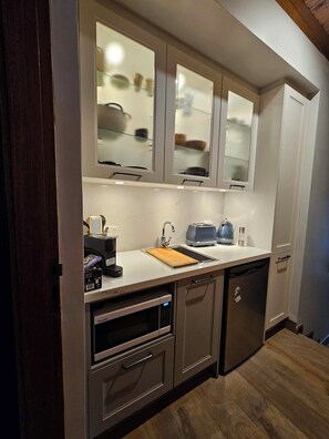 A modern kitchen with built-in appliances, a wooden countertop, and a dishwasher. - Apple Tree Studio - country luxury self-contained studio (Kilmore)