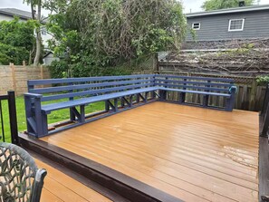 A wooden deck with a blue bench. - 6BedR with 7 beds Single house 3 private parking (Brossard)